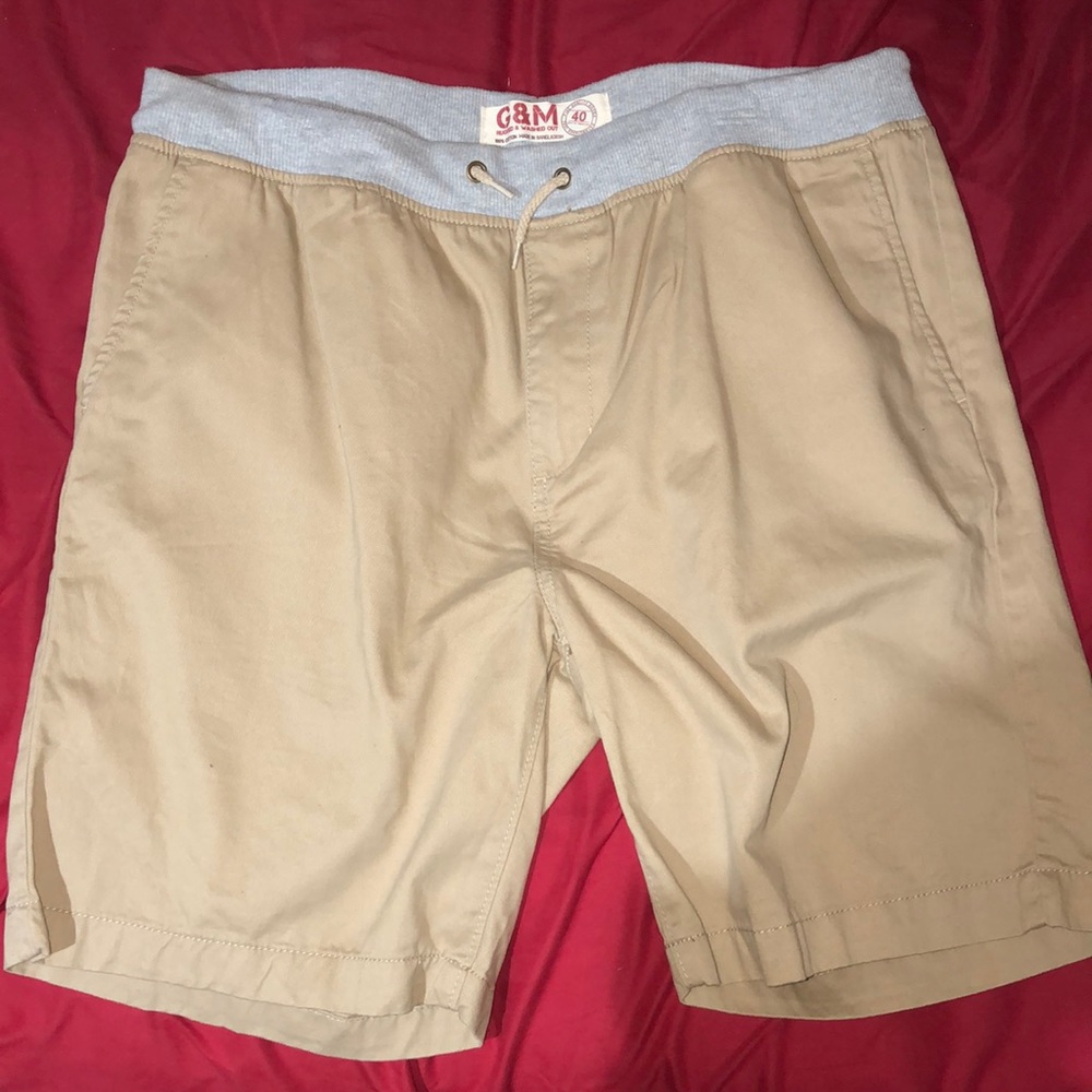 Men’s khaki shorts